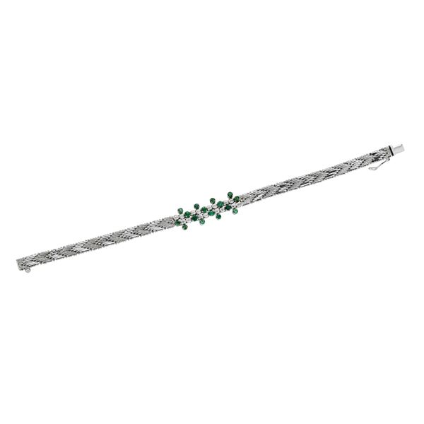 Bracelet in white gold and emeralds