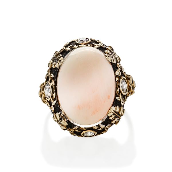Ring in yellow gold, diamonds and angel skin coral