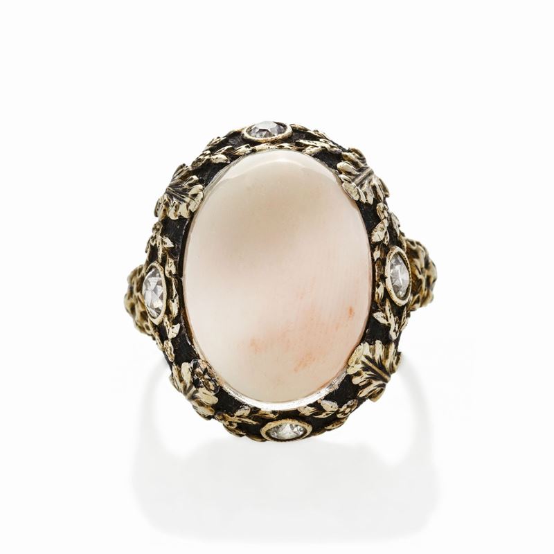 Anello in Oro Giallo, Diamanti e Corallo Pelle D'angelo