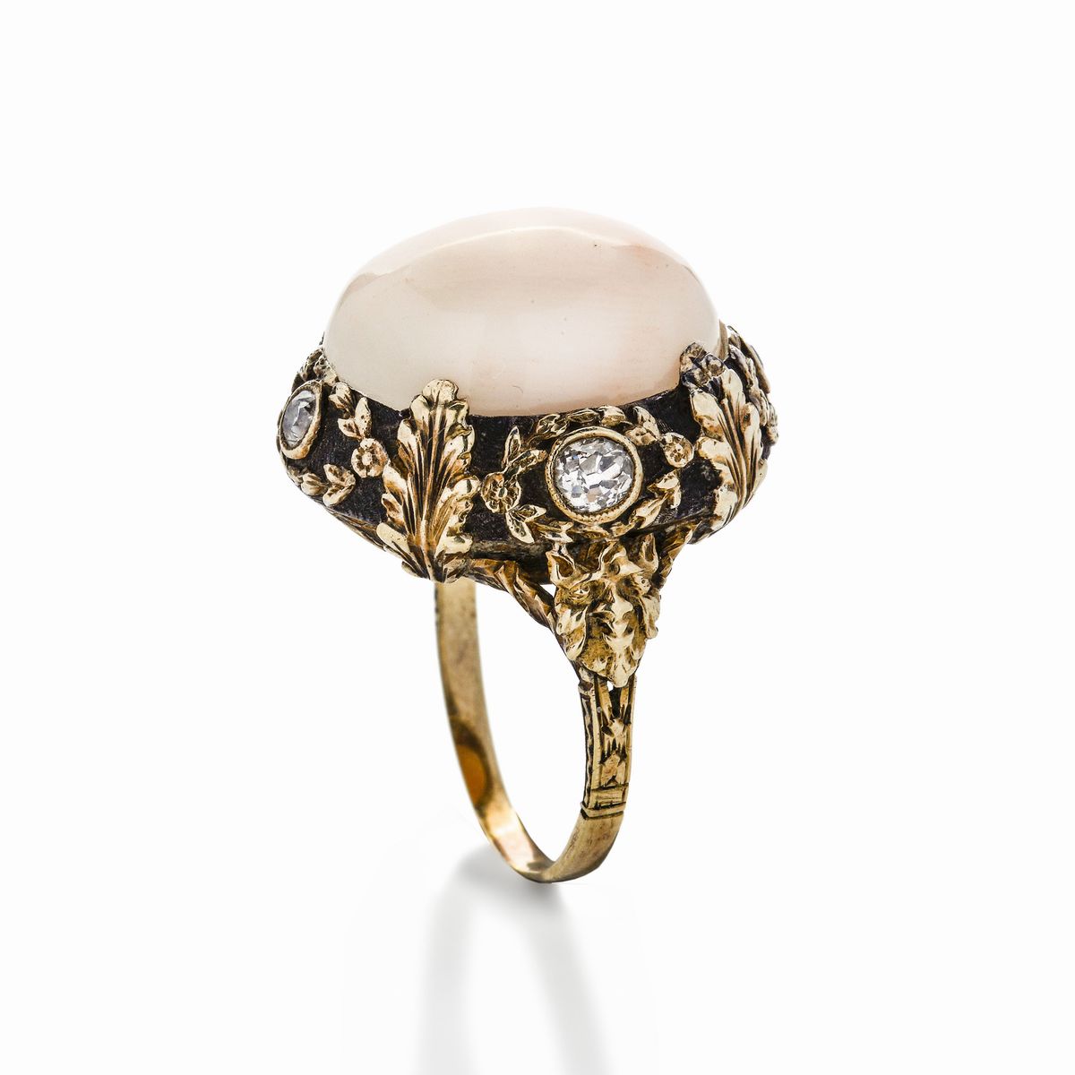 Anello in Oro Giallo, Diamanti e Corallo Pelle D'angelo