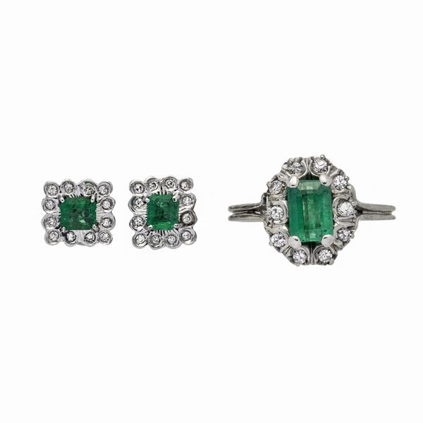 Lotto: paio di orecchini e anello in oro bianco, diamanti e smeraldi