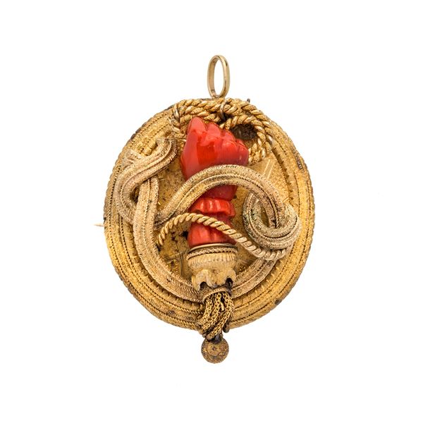 Pendant brooch in yellow gold and red coral