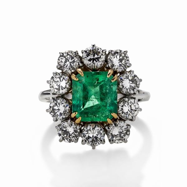 Anello in oro bianco, oro giallo, diamanti e smeraldo