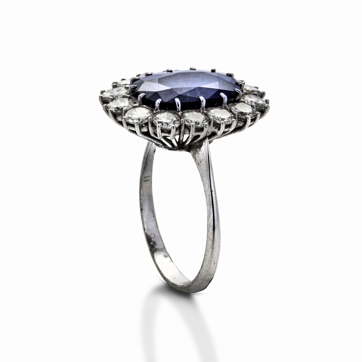 Anello a Margherita in Oro Bianco, Diamanti e Zaffiro Australiano