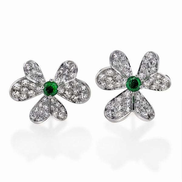Pair of earrings in white gold, diamonds and emeralds