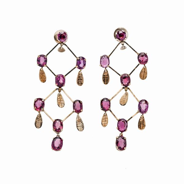Pair of dangling earrings in yellow gold and garnets