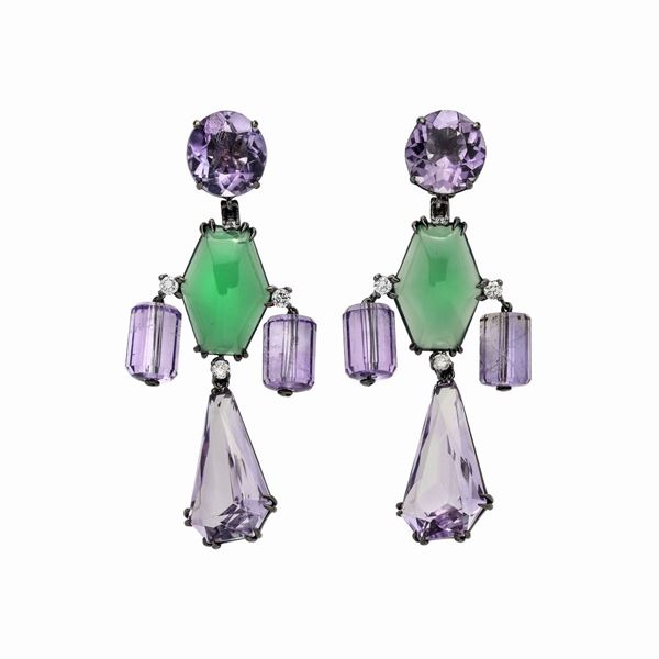 Pair of pendant earrings in burnished gold, diamonds, amethyst and green chalcedony  - Auction Antique Jewellery and Modern  - Curio - Casa d'aste in Firenze