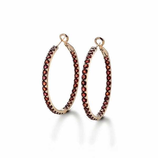 Pair of hoop earrings in yellow gold and orange sapphires