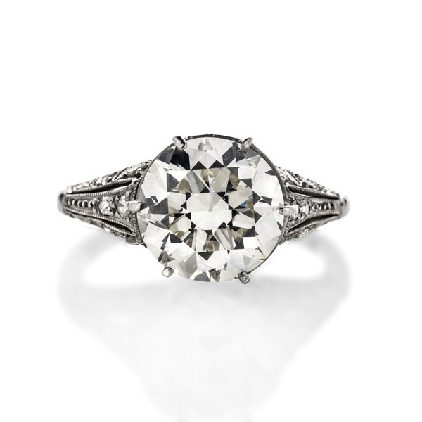 Solitaire ring in platinum and diamonds