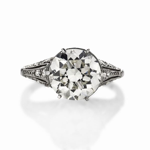 Anello solitario in platino e diamanti