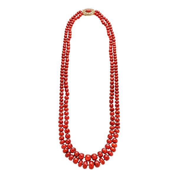 Long necklace in red coral and yellow gold