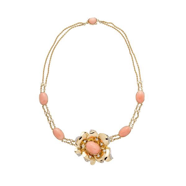Necklace in yellow gold, diamonds and angel skin coral