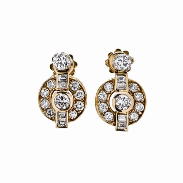 Pair of dangling earrings in yellow gold and diamonds