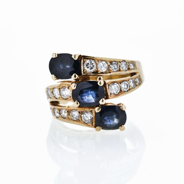 Ring in yellow gold, diamonds and sapphires