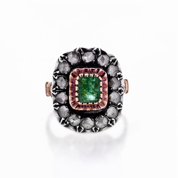 Anello in oro giallo, argento, diamanti e smeraldo