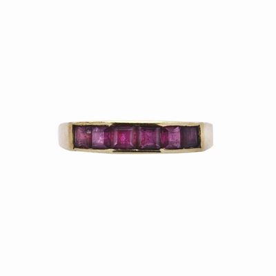 Anello in Oro Giallo e Spinelli Rossi