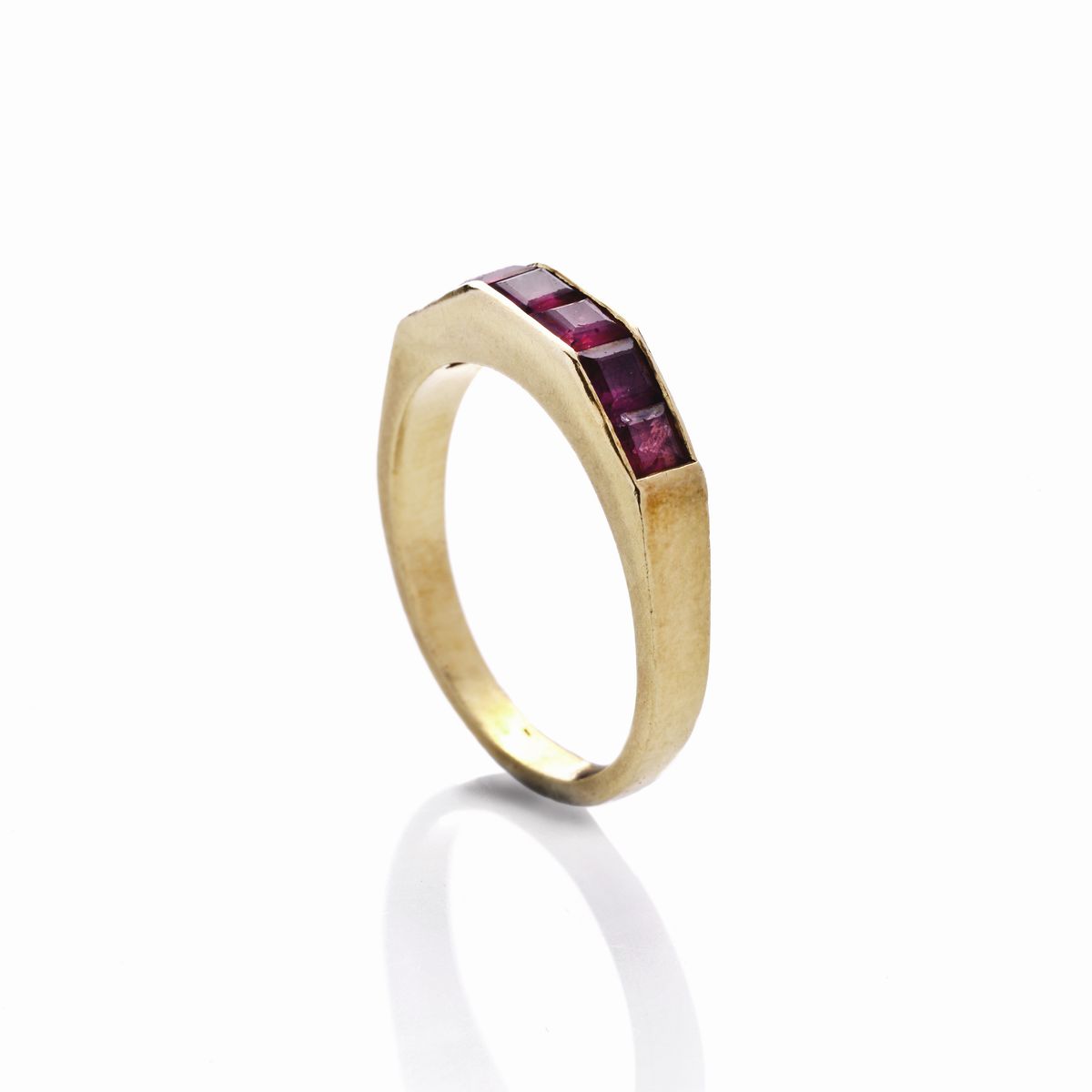 Anello in Oro Giallo e Spinelli Rossi
