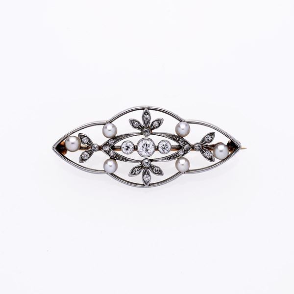 Small brooch in yellow gold, white gold, diamonds and pearl