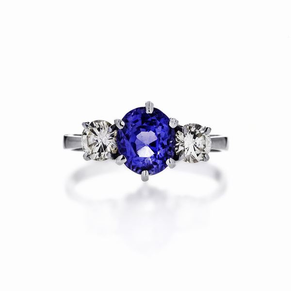 Ring in white gold, diamonds and purple sapphire