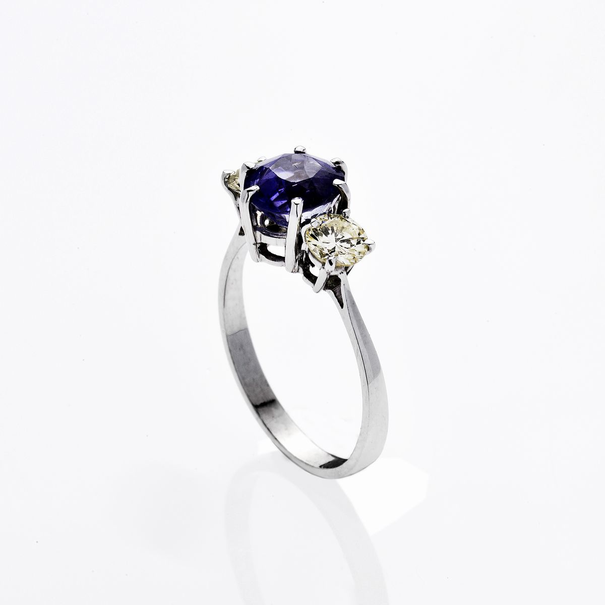 Anello in Oro Bianco, Diamanti e Zaffiro Viola