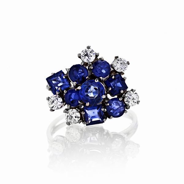 Anello in oro bianco, diamanti e otto zaffiri