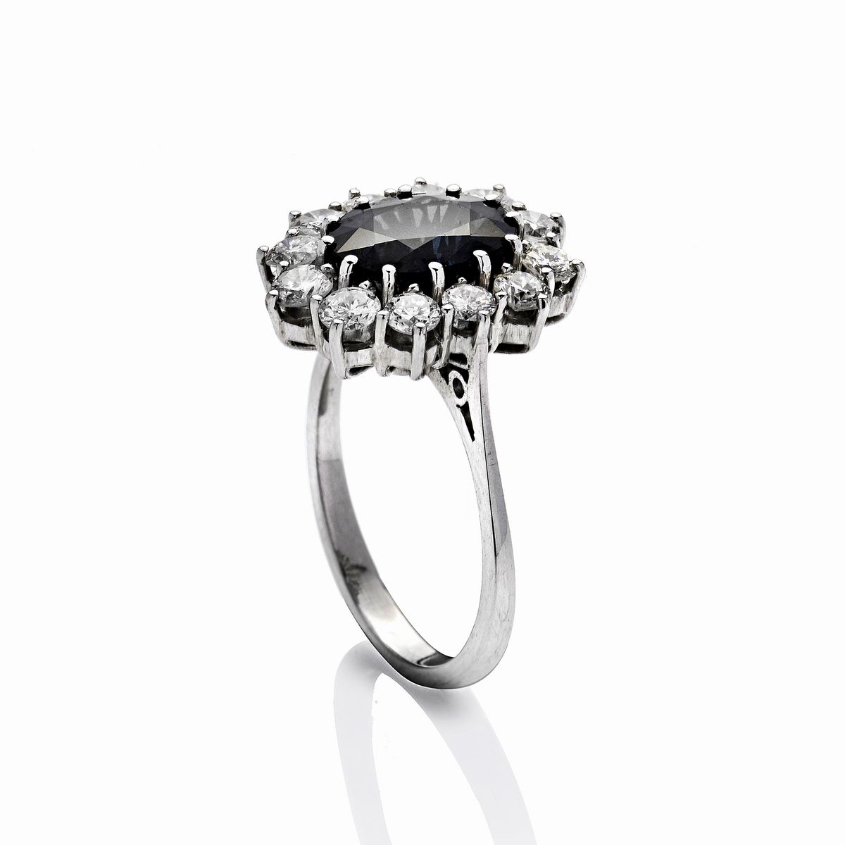 Anello a Margherita in Oro Bianco, Diamanti e Zaffiro