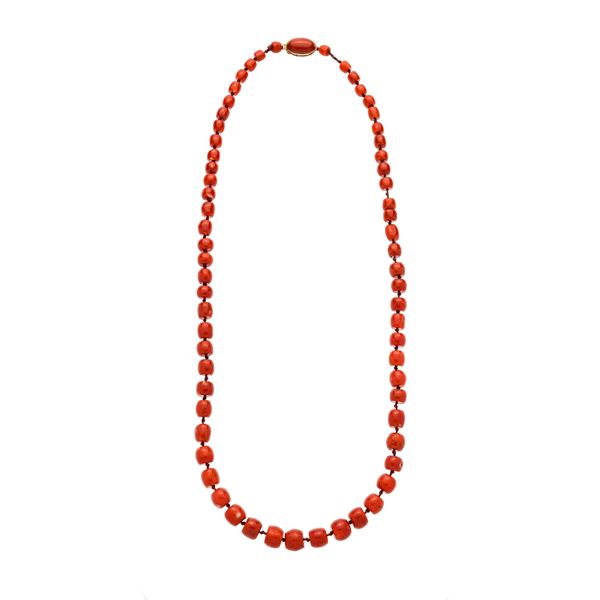 Red coral necklace and firmness in yellow gold
