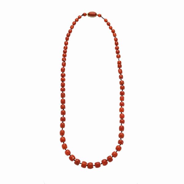 Collana in corallo rosso  e fermatura in oro giallo