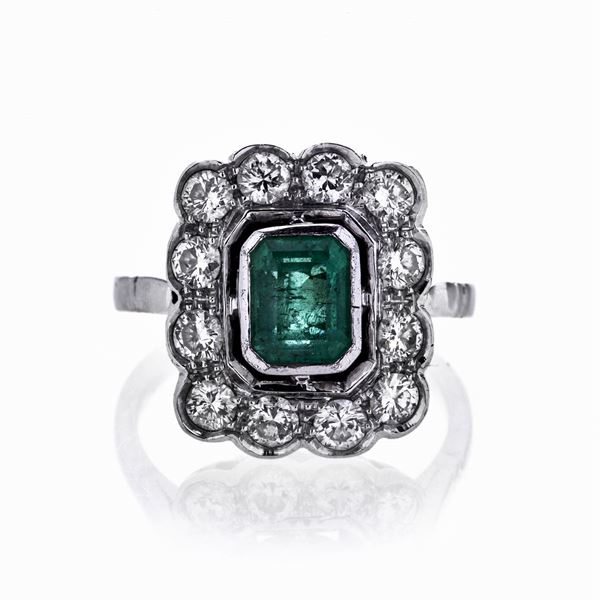 Anello in platino, diamanti e smeraldo