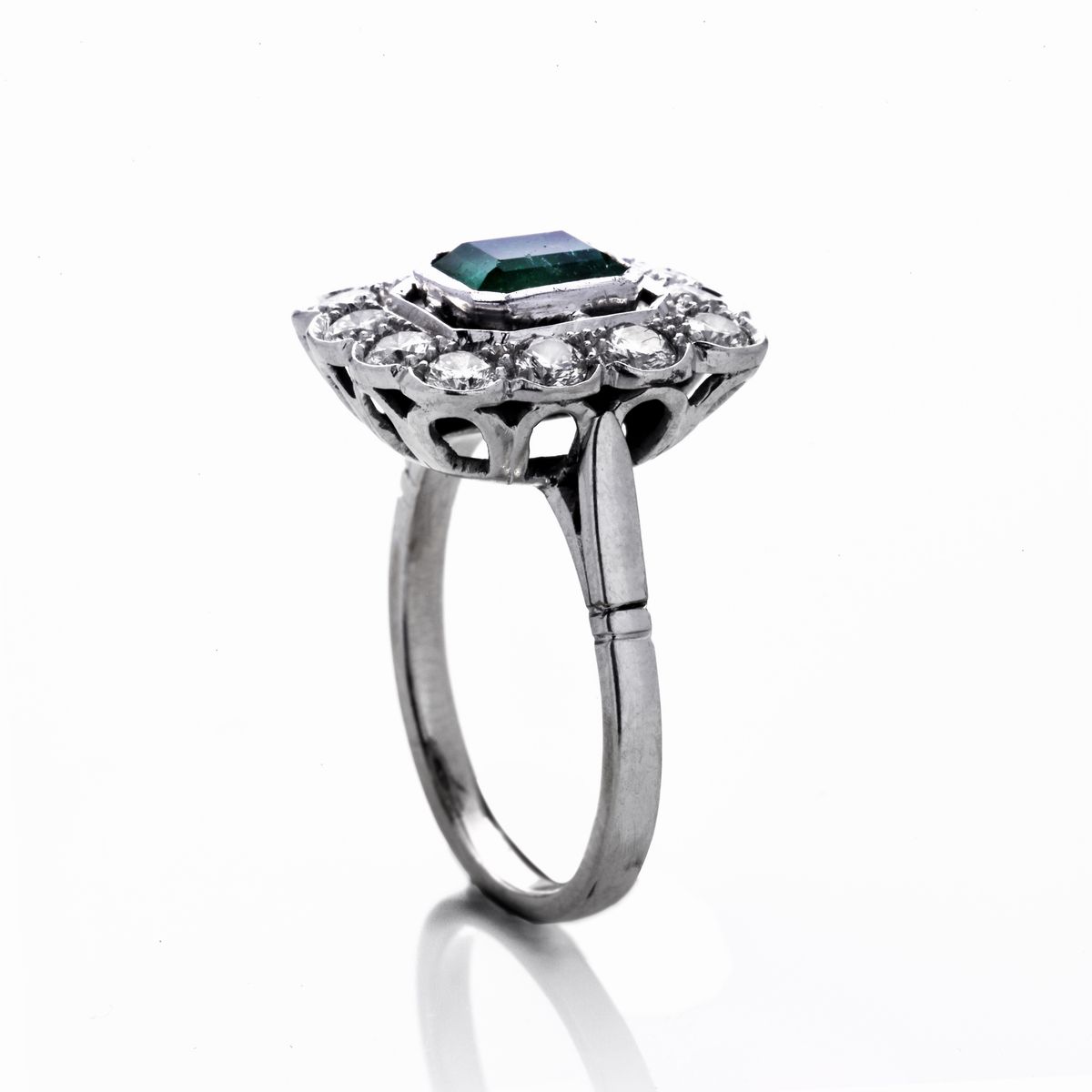 Anello in Platino, Diamanti e Smeraldo