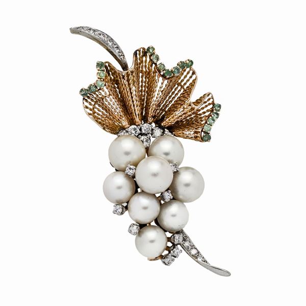 Brooch in yellow gold, white gold, diamonds, emeralds,  and pearls