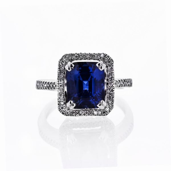 Ring in 14 kt white gold with diamonds and sapphire