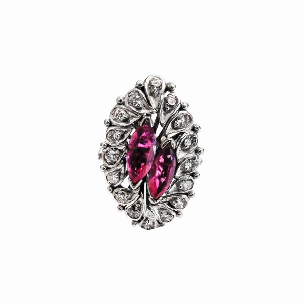 Anello in oro bianco, diamanti e rubini birmani