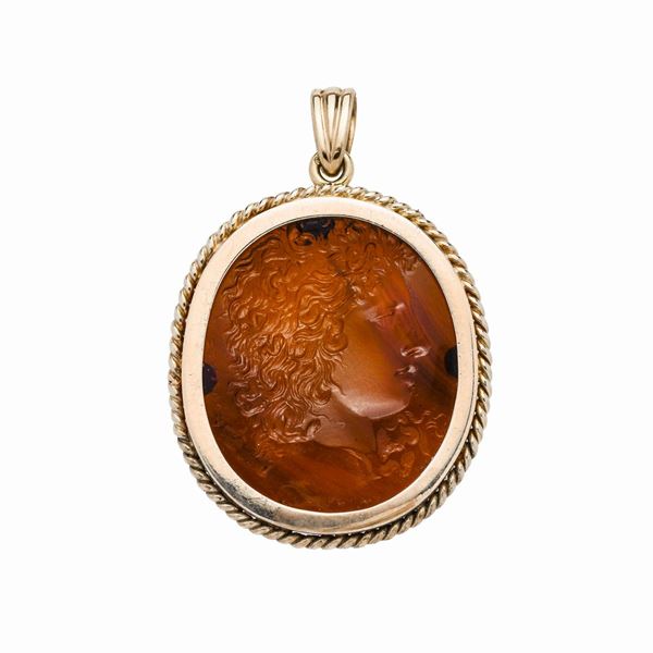 Pendant in gold low title and glass brown