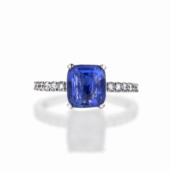 Ring in white gold, diamonds and natural sapphire