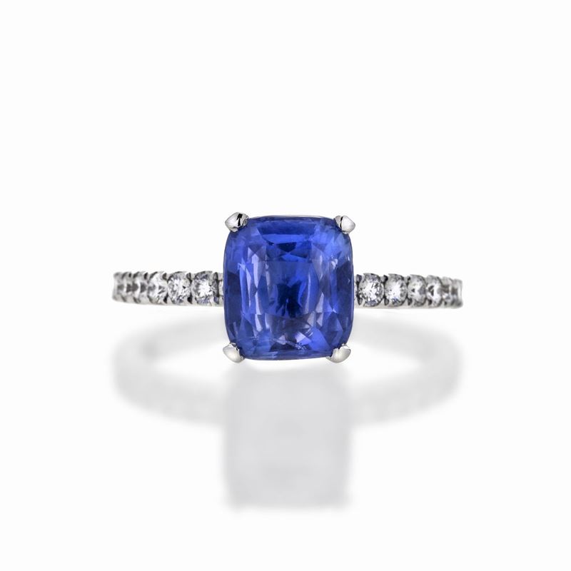 Anello in Oro Bianco, Diamanti e Zaffiro Naturale