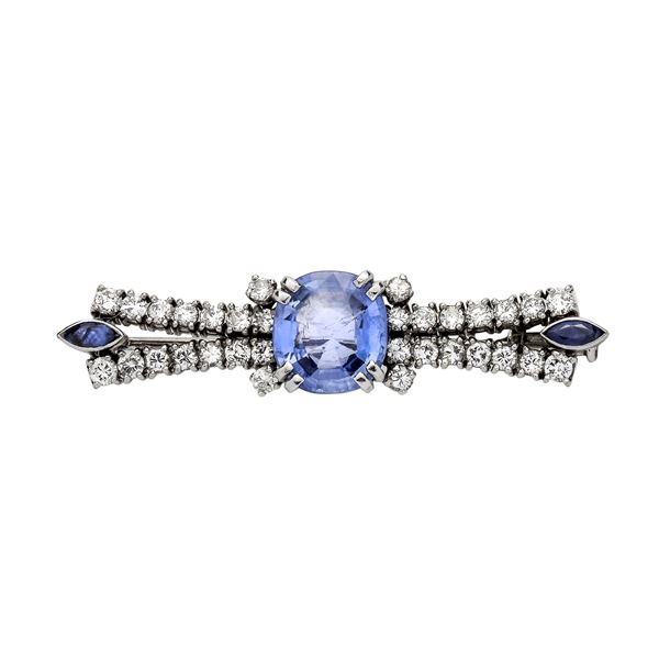 Bar brooch in platinum, diamonds and natural sapphire
