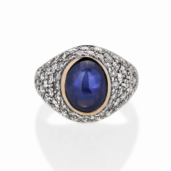 Anello in oro giallo, oro bianco, diamanti e zaffiro