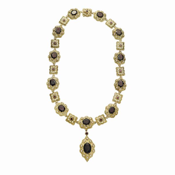 Important Collier in yellow gold, diamonds, rubies and garnets