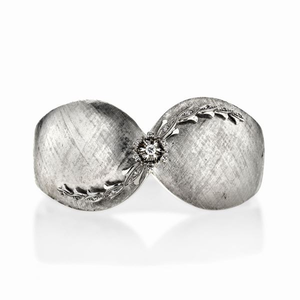Rigid bracelet in white gold and diamonds