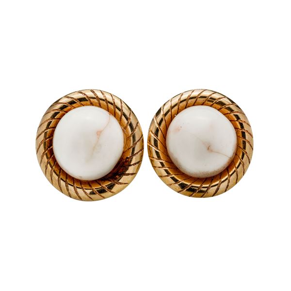 Pair of yellow gold clip earrings and angel skin coral  - Auction Antique Jewellery and Modern  - Curio - Casa d'aste in Firenze