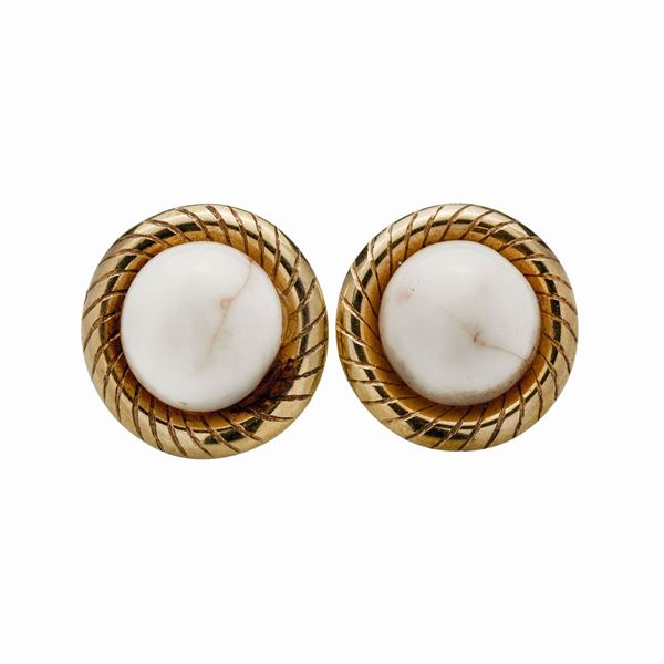 Paio di orecchini a clips in oro giallo e corallo pelle d'angelo