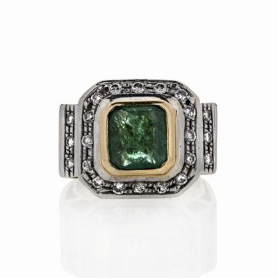 Anello in Oro Giallo, Oro Bianco, Diamanti e Smeraldo