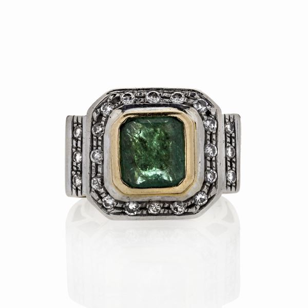 Anello in oro giallo, oro bianco, diamanti e smeraldo