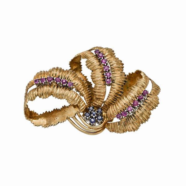 Flower brooch in yellow gold, ruby and sapphire