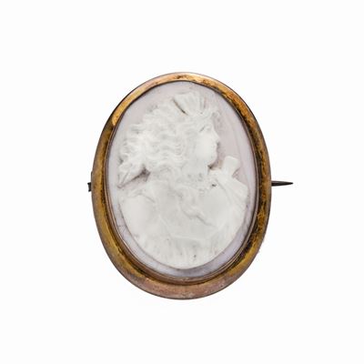 Spilla Pendente in Oro a Basso Titolo e Cammeo in Corallo Rosa