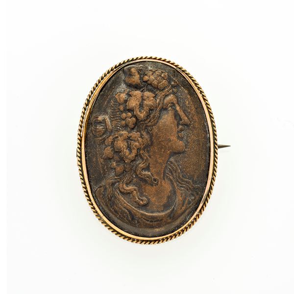 Brooch in gold low titer and lava cameo