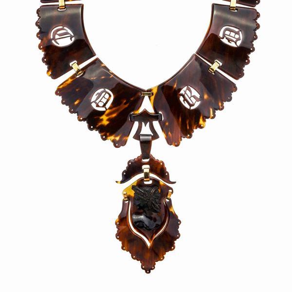 Importante collana in oro giallo e tartaruga