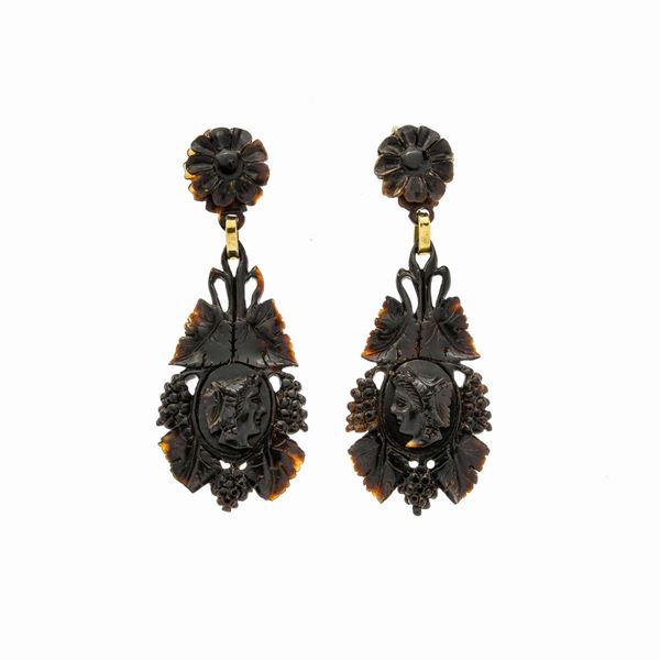 Pair of dangling earrings in yellow gold and turtle