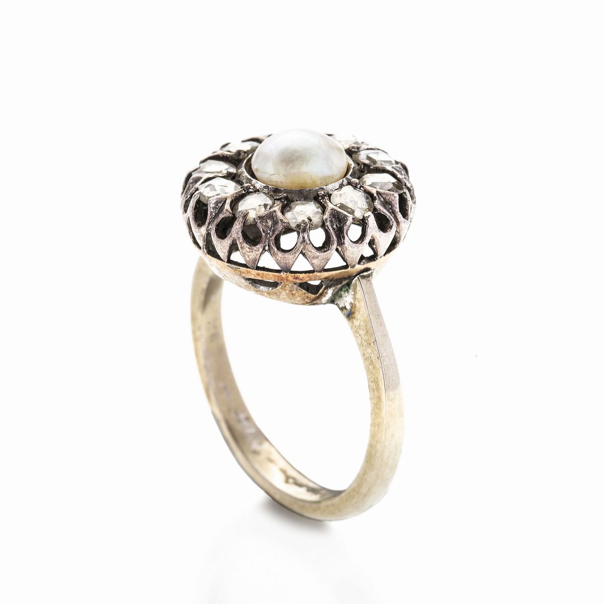 Spilla e Anello in Oro a Basso Titolo, Argento, Diamanti e Perle